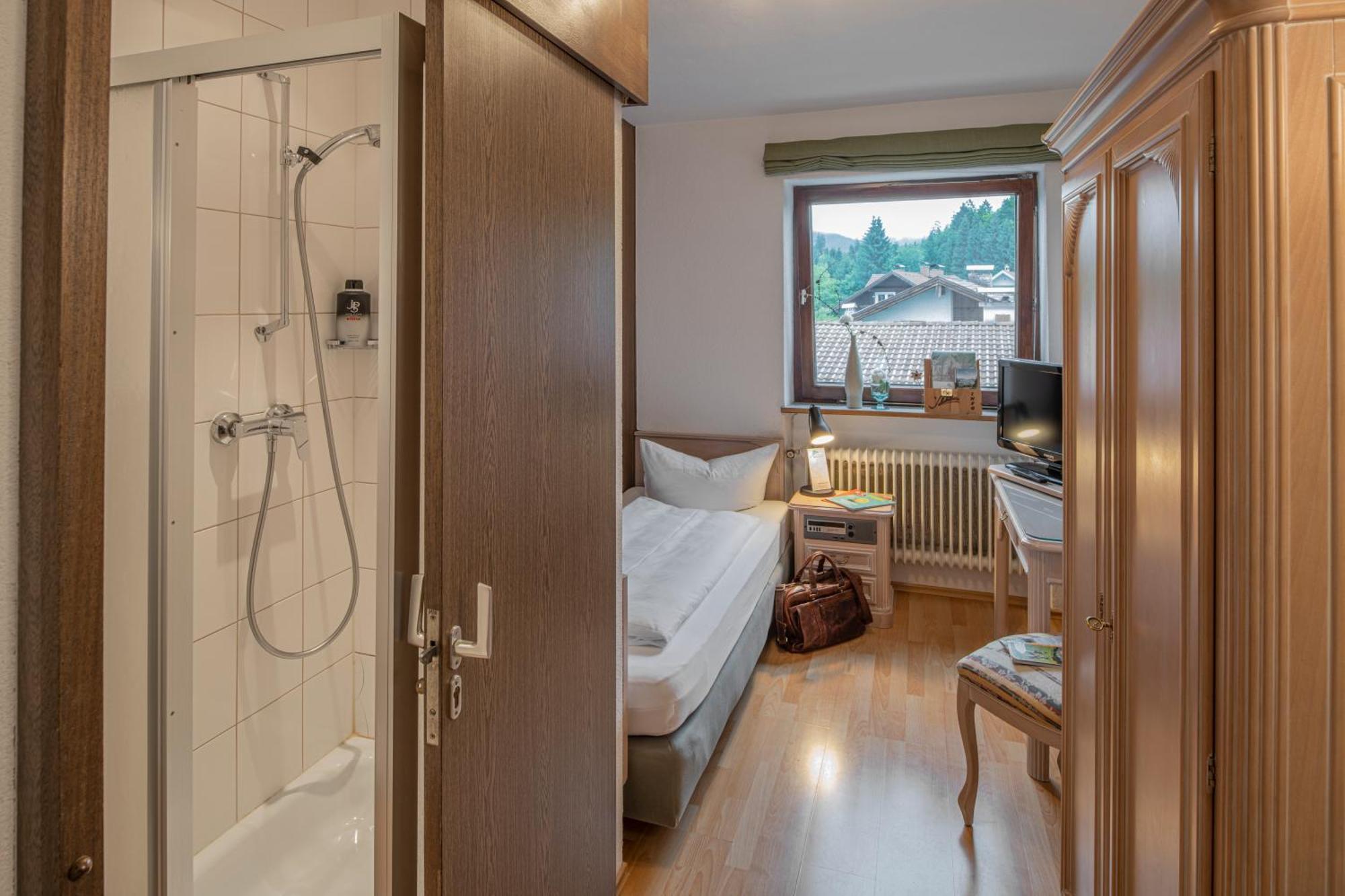 Hotel Maximilian Reutte Room photo